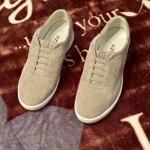 Kizik Women’s Miami grey Suede shoes,9.5 M,light wear but in very good condition